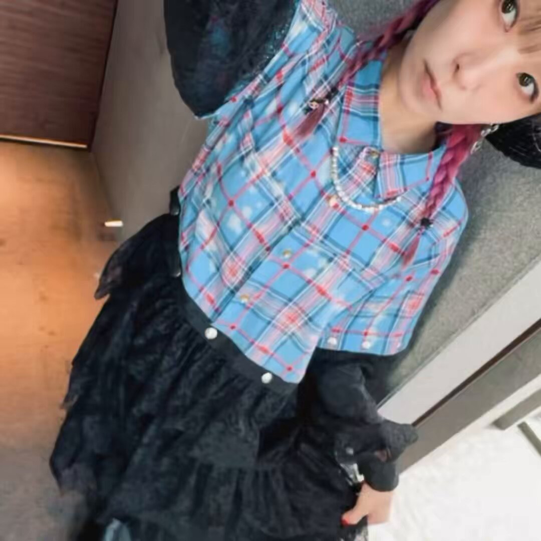 今日から暖かくなると聞いて、すっかり春気分🌷 モコモコたちをそろそろ片付けようかな。 今週もお疲れ様でしたっ☻ このワンピースのレースは全部取れて、半袖シャツにストレートスカートになる春も夏も楽しめる2way✌ royreflectoverjoy.official