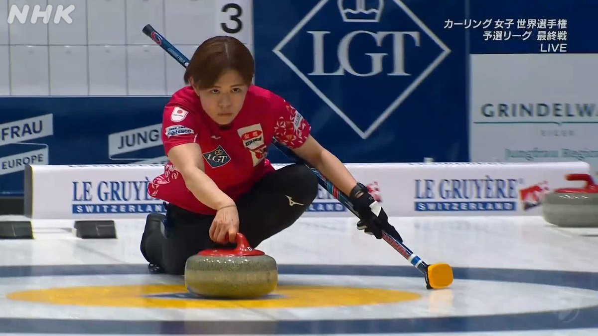 【速報動画📺NHKBSでLIVE中】 #カーリング女子世界選手権🥌 #小野寺佳歩 選手 距離のある相手の2つのストーンを 見事にダブルテイクアウト 第6エンドはブランクエンド 日本 3-5 スウェーデン 👇ここまでの試合結果 動画はHPへ #カーリング