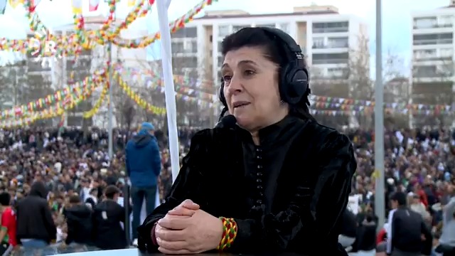 #VÎDEO - Leyla Zana li Newroza Amedê ji Rûdawê re axivî 🎙️ Leyla Zana: Wan cangoriyan xwe ji bo îro feda kir, em ji wan û dê û bavên wan re minetdar in 🎙️Leyla Zana: Kurd tim aştîxwaz in, tenê xwe diparêzin. Dema tu hêkekê ji hêlîna çûkekî derxî ew dê jî bi pey te bikeve 🎙️Leyla Zana: Em ji hemû bindestan re bûne hêvî Leyla Zana: Kurdistana mala me hemûyan e 🎙️Leyla Zana: Di doza Kurdistanê şexs biçûk in, nav ne girîng in. A girîng doza Kurdistanê ye 🎙️Leyla Zana: Divê ên ku ji me xeyîdîbûn gavan biavêjin, dora wan e 🎙️Leyla Zana: Dema Kurd ji hev aciz dibin ez ji tevan aciz dibim. Kurd îro nêzîkî hev in 🎙️ Leyla Zana: Birêz Nêçîrvan Barzanî gelek piştgirî daye vê pêvajoyê, ez jê re spas dikim 🎙️ Leyla Zana: Li hundir pirrengî û pirdengî, li derve yekrengî û yekdengî 🎙️Leyla Zana: Serokkomarê Tirkiyeyê tiştê zehmet li pey xwe hişt, rêyeke zehmet vekir. Rêya pîroz rêya aştiyê ye. Ez jê re dibêjim "Vê rêyê bi lezgînî veke" 🎙️Leyla Zana: Daxwaza min ew e ku Kek Mesûd hemû rêxistinên Kurdan wekî zarokên xwe bibîne, rola wî mezin e 🎙️ Leyla Zana: Têkoşîn bi dawî nebûye, şêwaz guheriye 🎙️ Leyla Zana: Baweriya min bi gelê me heye #Newroz #Newroz2025 #NewrozPîrozBe #Amed