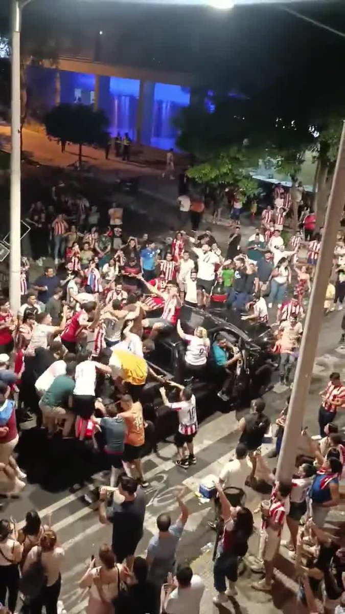 ¿CUÁNTAS PERSONAS PODÉS CONTAR SALTANDO ARRIBA DE LA CAMIONETA? El centro de Asunción fue FIESTA luego del triunfazo de la Albirroja ante Chile por las #EliminatoriasSudamericanas. 📹 Oscar Matto