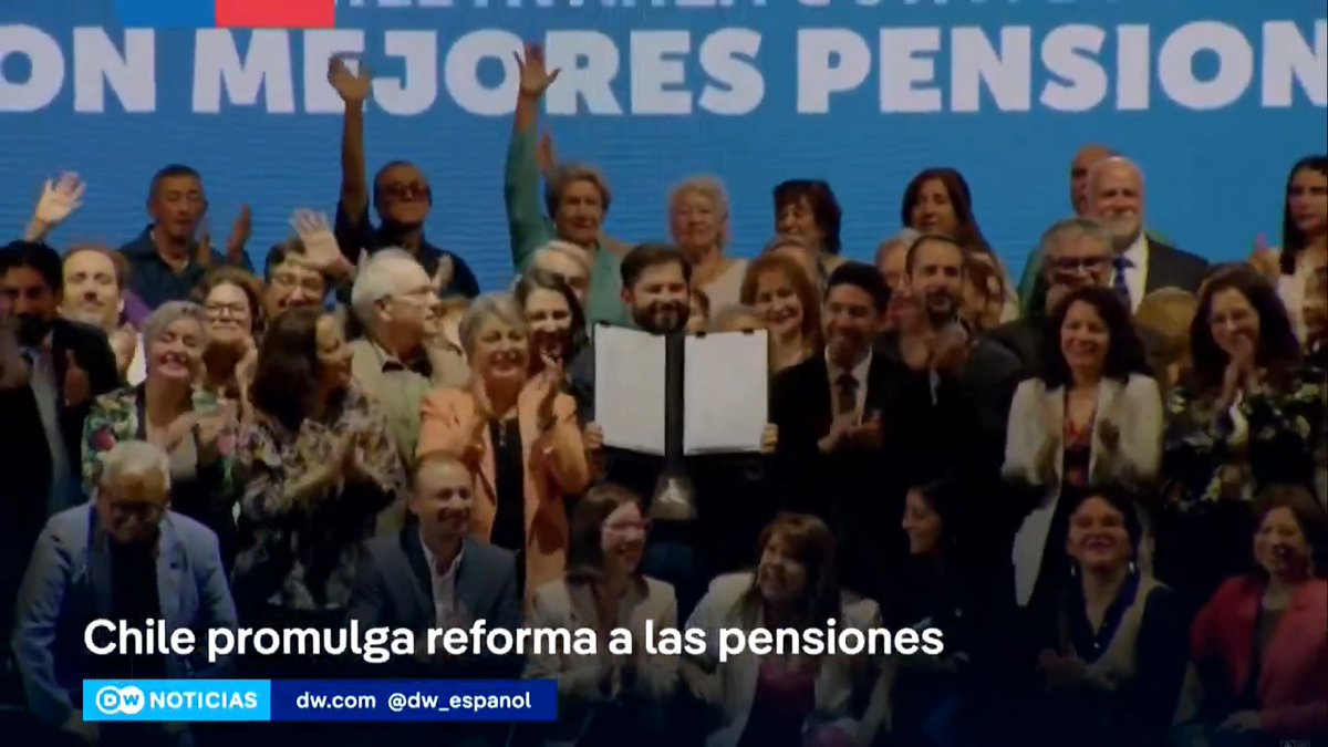 Gabriel #Boric promulga reforma de pensiones con el respaldo de la amplia mayoría del Congreso de Chile. El proyecto supone el mayor cambio al modelo creado bajo la dictadura de Augusto Pinochet. Se espera que la medida beneficie a más de 2,8 millones de jubilados. /jr