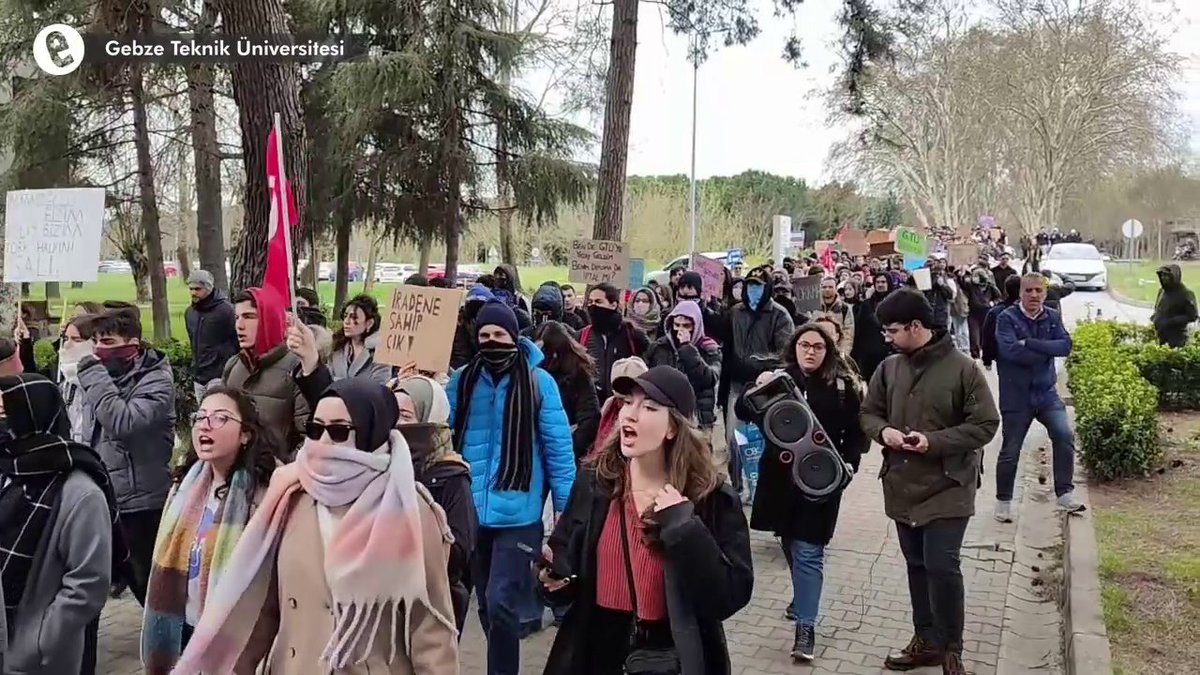 Gebze Teknik Üniversitesi öğrencileri üniversite içerisinde yürüdü "Demokrasi için, özgürlük için, geleceğimiz için ve halkın iradesi için susmayacağız"