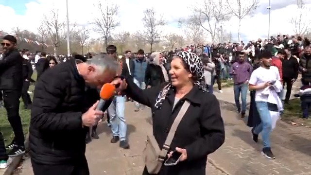 #VÎDEO - Hevkarê me Rawîn Stêrk li Newroza Amedê rastî dayîka xwe tê. Newroza dayîka xwe pîroz dike, destê wê maç dike û datîne ser serê xwe #Newroz #Newroz2025 #NewrozPirozBe #Amed