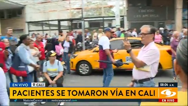 A esta hora decenas de pacientes que están haciendo fila para que les entreguen medicamentos por parte de la Nueva EPS se tomaron vía en Cali. Más en