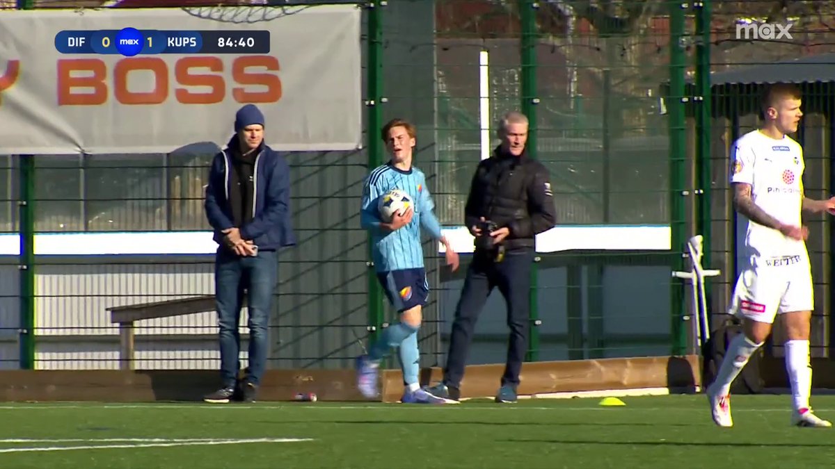 14-årige Alexander Andersson inbytt i Djurgårdens genrep. Den yngste representanten i Djurgårdens A-lag på herrsidan någonsin. 📲 Se matchen mellan Djurgården och KuPS på Max.