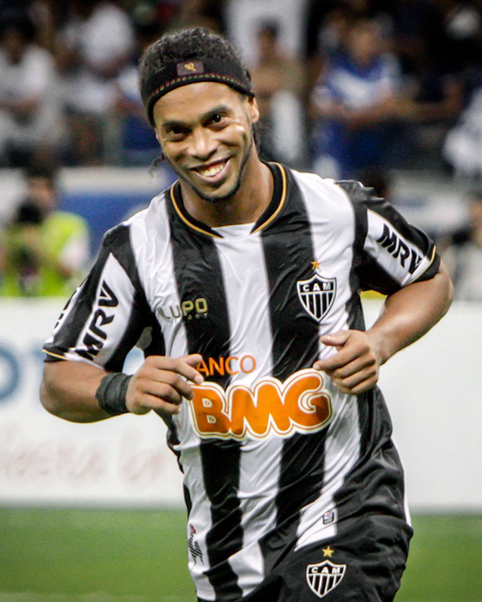 Eô eô... Ronaldinho é o terror! 🤙🏽🎩 Poucos tiveram o prazer… nós tivemos! E quem viu nunca se esquecerá! 🖤🤍