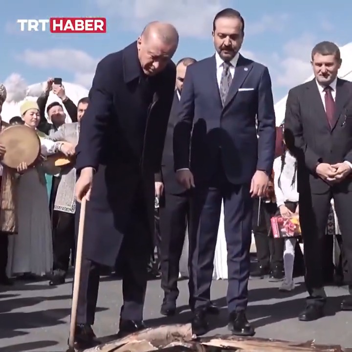 Cumhurbaşkanı Erdoğan İstanbul'da Nevruz ateşini yaktı, ateşin üzerinden atladı.