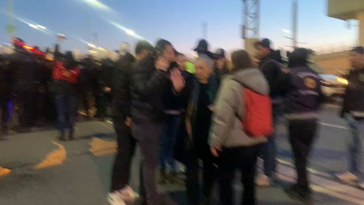 Polisler avukatların önünü adliyenin önündeki alt geçitte kesti. Yürümelerine izin verilmiyor. Destek ekipler de geldi.