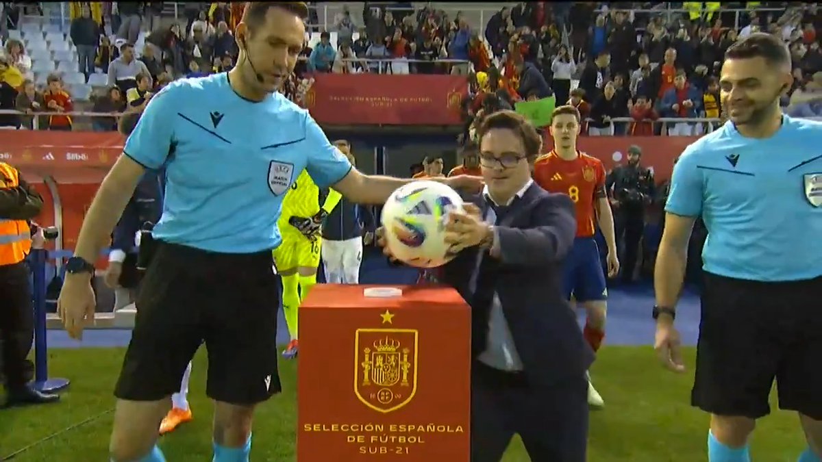 ⚽ Sergio Quirce, trabajador de la RFEF, ha sido el encargado de portar el balón con el que se disputará el partido junto al colegiado Anastasios Papapetrou. 🇪🇸 🆚 🇨🇿 📺 La 2 #NuestraBase | #U21EURO