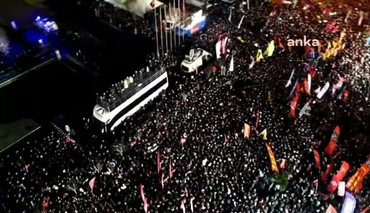 Özgür Özel: "Yarın gelişmelere göre nerede olacaksak orada olacağız. Vatansa Vatan, Çağlayan ise Çağlayan, Taksim ise Taksim."