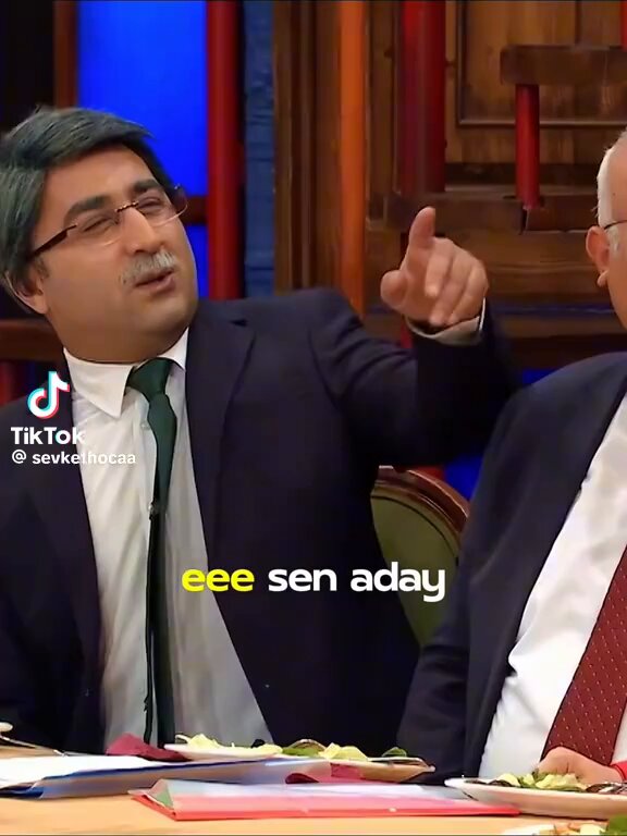 Sahi CHP’nin ne istiyorlarsa verdiği, 6lı Masa üyeleri 38 siyasal İslamcı milletvekili, neredeler 🤷‍♂️ Ekrem İmamoğlu ‘na destek veriyorlar da biz mi görmüyoruz, seslerini duymuyoruz 🤷‍♂️ Kaçı AKP’ye geçmişti?! Mesela eski adalet bakanı Sadullah Ergin’in Saraçhane’de konuşma yapması şık olmaz mı, Ergenekon/Balyoz kumpaslarında gizli tanık oyunlarını en iyi o bilir 🤷‍♂️ DEMciler neredeler?!
