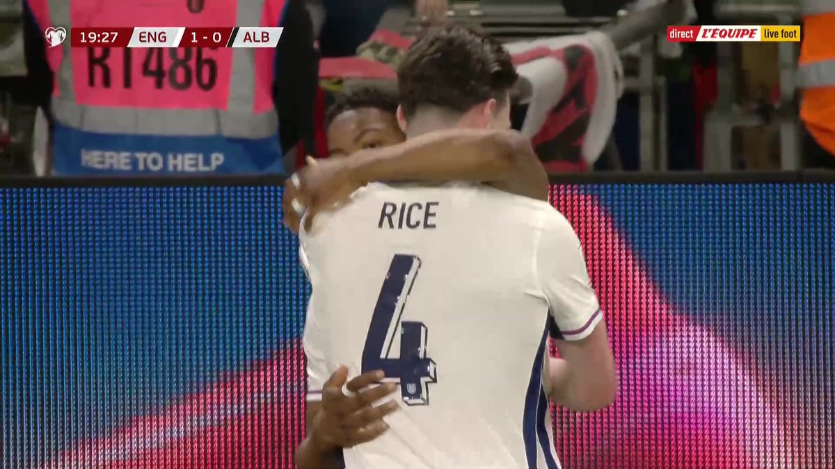 ⚽️ Le but de Myles Lewis-Skelly (18 ans) pour sa première sélection. 🏴󠁧󠁢󠁥󠁮󠁧󠁿👶 Jude Bellingham à la passe. 🎯 🎥 L'Équipe