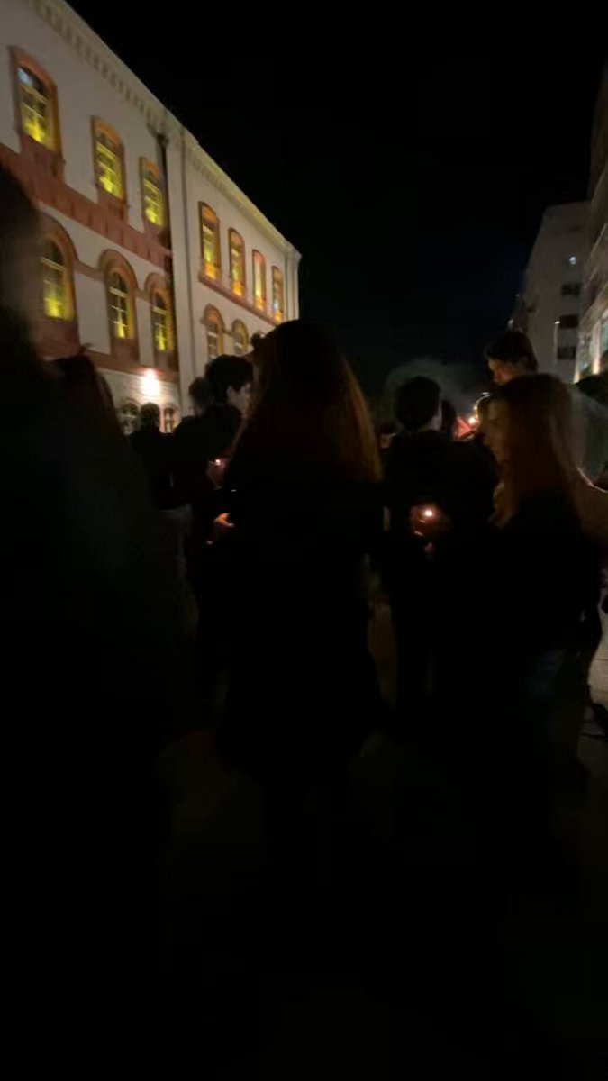 deca pale sveće deci, mi idemo na pos'o, vodimo decu u školu i čekamo novi studentski protest da jedemo kiflice i da igramo uz "živeti slobodno" 🤡🤡🤡🤡