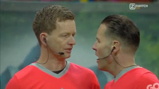 𝗢𝗣𝗠𝗘𝗥𝗞𝗘𝗟𝗜𝗝𝗞! 🤨 Danny Makkelie draait deze overduidelijke handsbal en dus penalty terug na ingrijpen van de VAR ✋ #ZiggoSport #WCQ #ROUBIH
