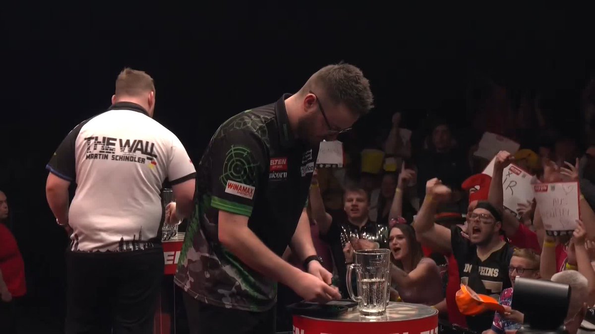 COMFORTABLE FOR SCHINDLER! 🇩🇪 It's a victory for Martin Schindler on home soil. The Wall beats Adam Hunt 6-2, setting up a clash against Jonny Clayton tomorrow evening! 📺 #ET2