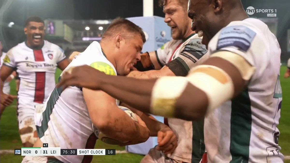 Tigers have the bonus point! 🐯 Charlie Clare makes something out of nothing to extend Leicester's lead 🙌 #GallagherPrem #NORvLEI