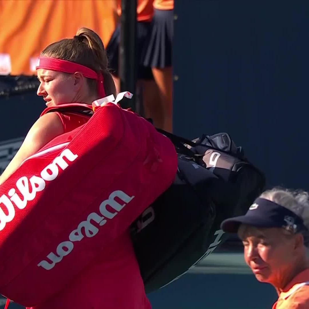 Karolina Muchova carrying Victoria Azarenka’s bag off the court in Miami after she was forced to retire due to injury. ❤️🩹 An incredible tennis player, but also an incredibly classy person. ❤️