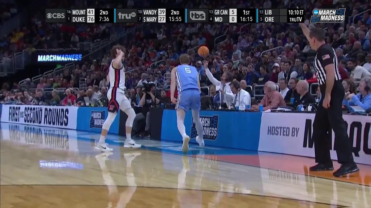 "DEFLECTED BY ME!" - Kevin Harlan never misses a beat on the play-by-play call. #MarchMadness