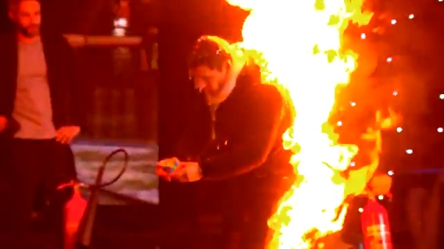 😱¡Increíble! Gotzon Mantuliz desafía lo imposible y completa el cubo de Rubik sin que el fuego lo detenga #ElDesafío
