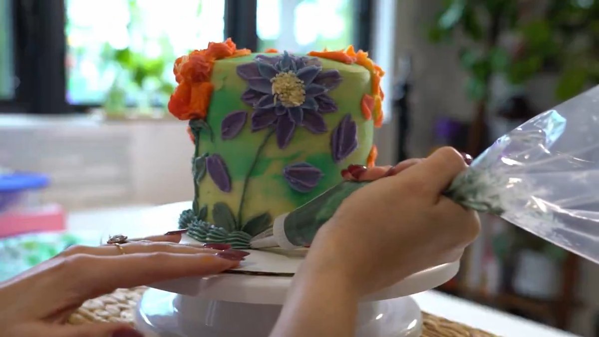 bake, decorate, and chill with me as I make my birthday cake <3 Baking really is my happy place.