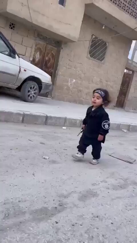 اطفال سوريا حاليا .. اي مستقبل ينتظر سوريا في ظل الاجيال القادمة الداعشية ؟؟ الشعب السوري سيكون كله داعش مستقبلا .. واظن ان داعش ستمتد الى دول المنطقة برمتها