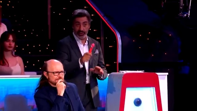 🚨 ¡Sorpresa total! Juan del Val no se lo piensa dos veces y pulsa el botón de la injusticia para darle 5 puntos extras a… ¡Genoveva Casanova! #ElDesafío