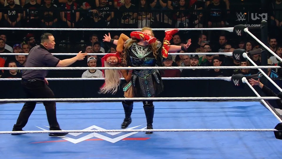 .ZV is not giving up! 💪 #SmackDown