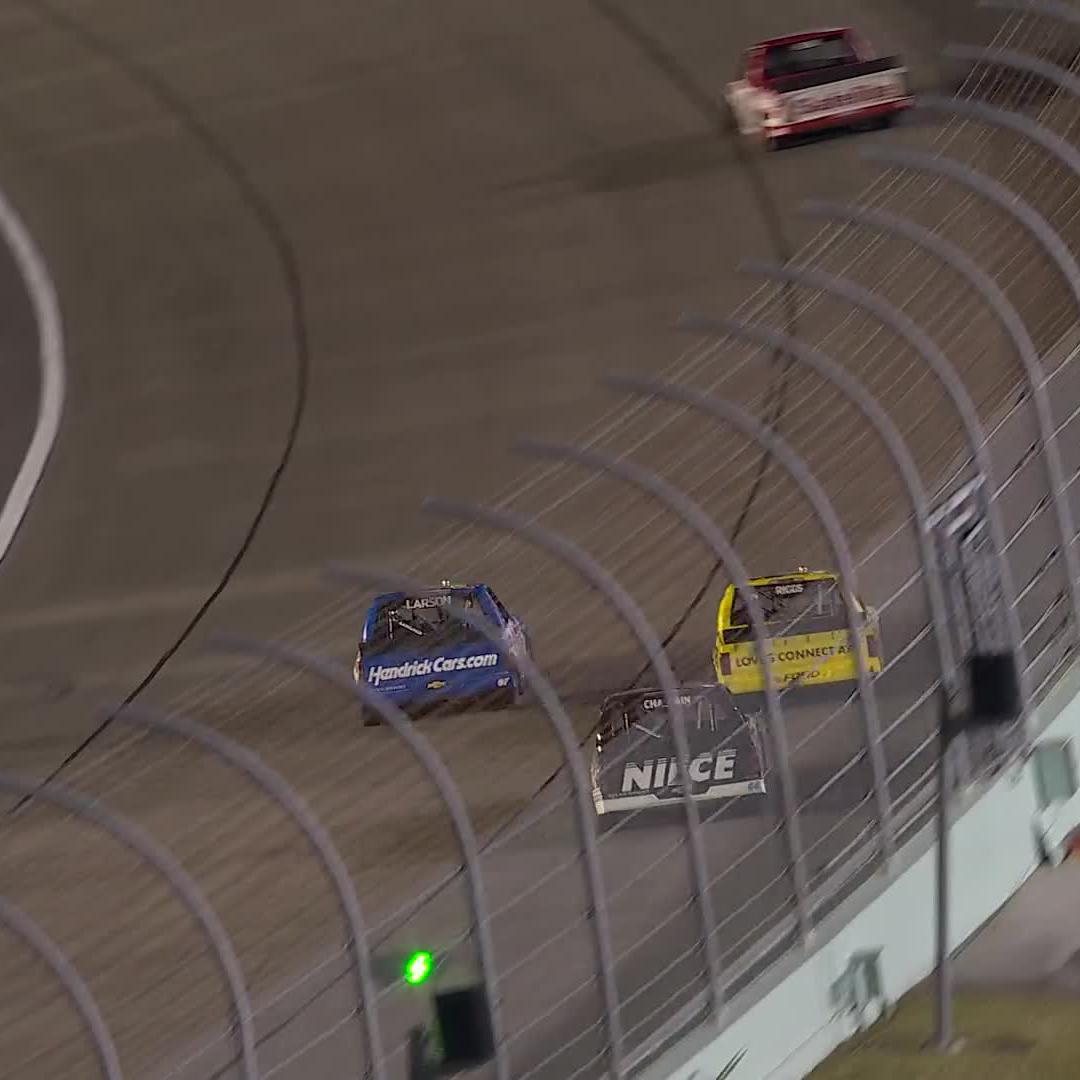A full 360 for Kyle Larson, but he keeps it out of serious trouble. 😮‍💨