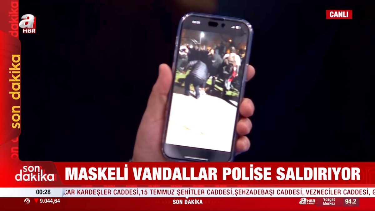 Kaldırım taşlarını söküp polise saldırdılar