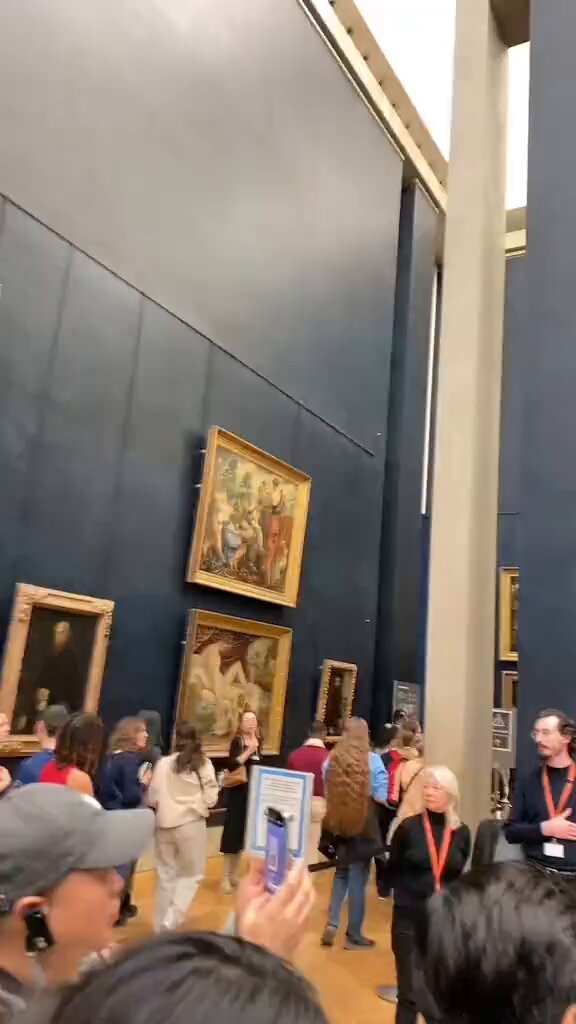 #MONALISAs oh these Mona Lisas rocking it at Louvre🤭 AYYYYEEEE!! love it🤩 I hope hobi get to see it! 🔗 #jhope_MONALISA