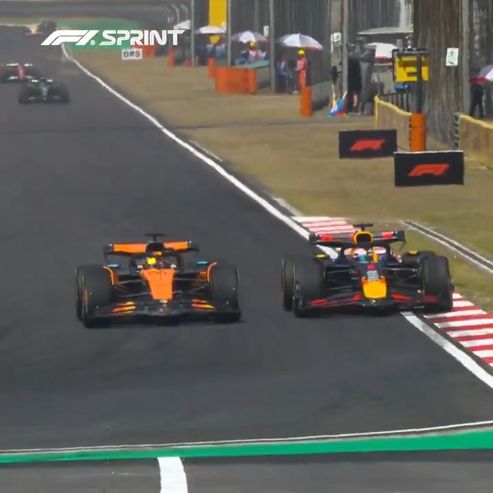 Piastri seizes his chance and gets past Verstappen 👏 Potentially vital points for the Aussie in the long championship battle ⚔️ #F1Sprint #ChineseGP