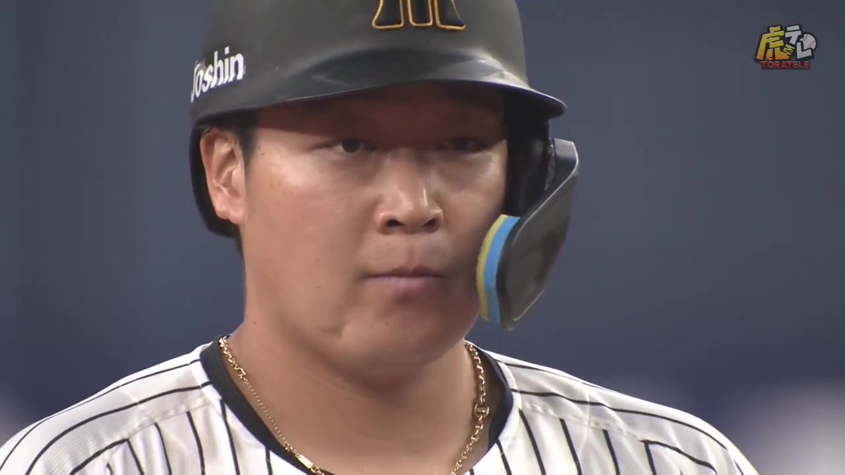 大山選手が再び勝負強さを発揮！8回裏、センター前へ同点となるタイムリーヒットを放つ！ #hanshin #虎テレ #阪神タイガース #鼓動を鳴らせ_虎道を進め