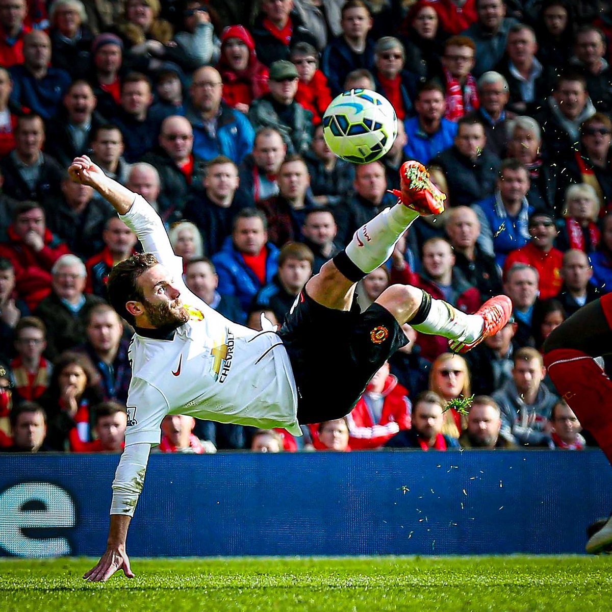 An iconic goal by a special player ๐ซถ ๐ years ago today, Juan Mata Garcรญa stole the show at Anfield โจ #MUFC || #PL