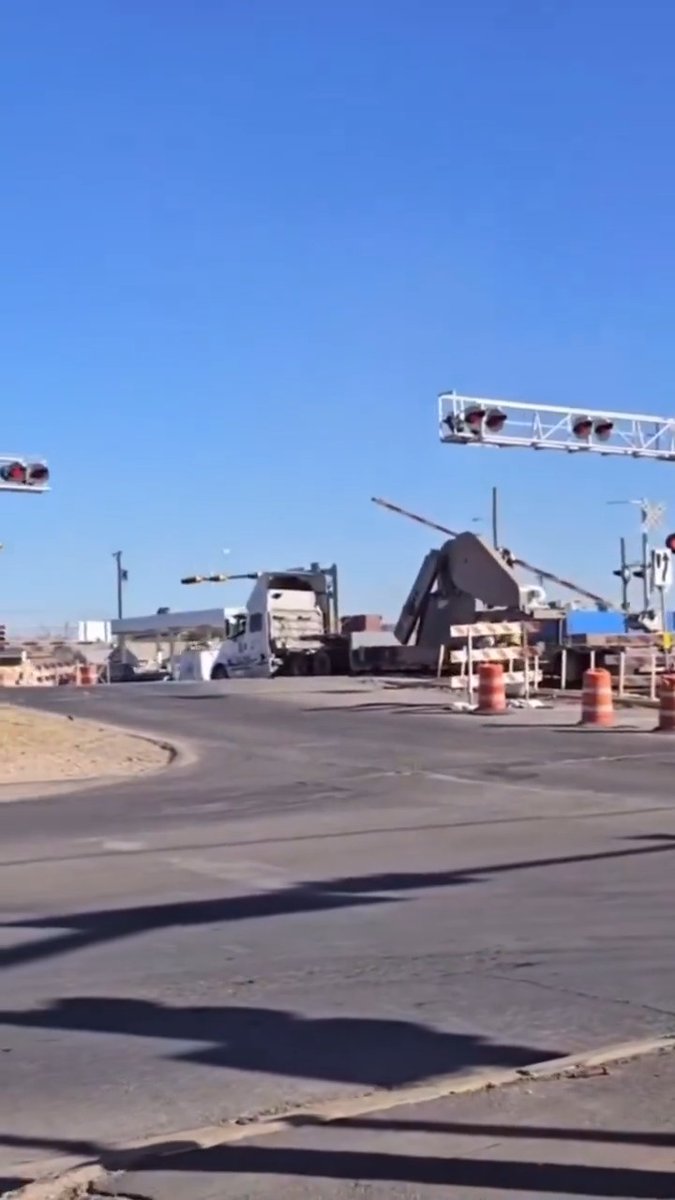 Construction workers think quickly and clear a bottomed out trailer that was high pointed on the train tracks as a train was approaching 🇺🇸🚜 Also: 1. What video would be complete without a woman screeching 😎 2. Calling 911 in a situation like this - probably not going to do much outside of providing first aid if people were injured. The equipment needed to fix the problem was already on site. 3. This apparently actually damaged the tracks and they had to be temporarily closed for repair following this. #CityLife #construction #midlands #texas #bulldozer #BigRig #train #TrainTracks