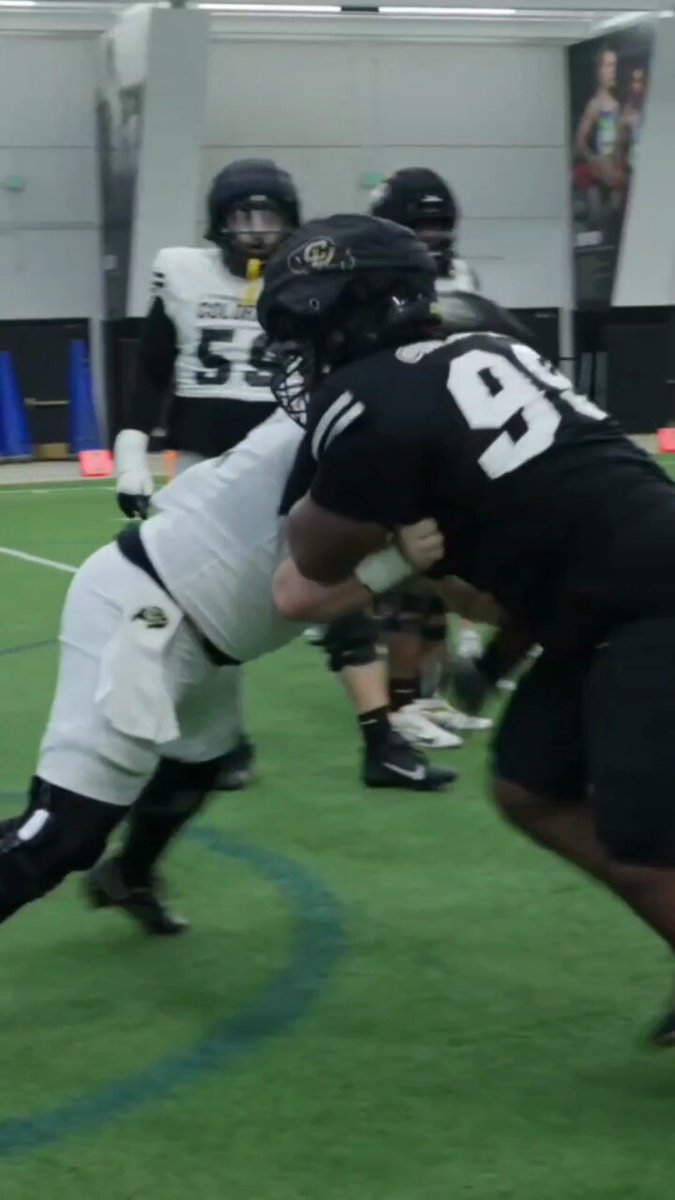 Having NFL HOF Warren Sapp as your coach is like a cheat code. Colorado Buffs trading blows🔥 🎥:Well Off Forever YT Gavriel Lightfoot Warren Sapp
