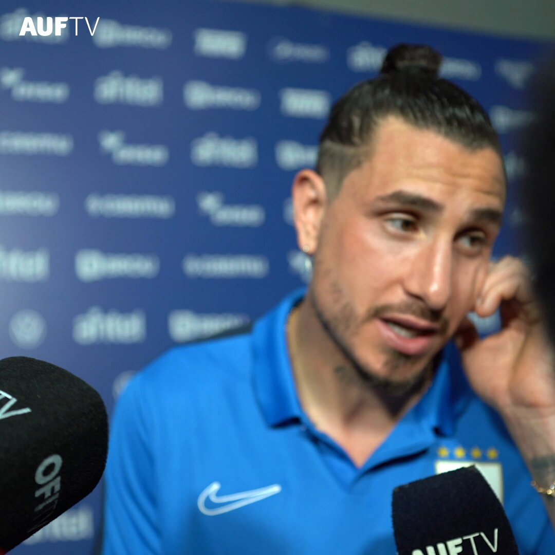 💬 “𝐀𝐠𝐫𝐚𝐝𝐞𝐜𝐞𝐫𝐥𝐞𝐬 𝐩𝐨𝐫 𝐞𝐥 𝐜𝐚𝐫𝐢𝐧̃𝐨 𝐝𝐞 𝐬𝐢𝐞𝐦𝐩𝐫𝐞” José María Giménez valoró en zona mixta al público que acompañó frente Argentina y habló de lo que se viene. 📺 #ElEquipoQueNosUne