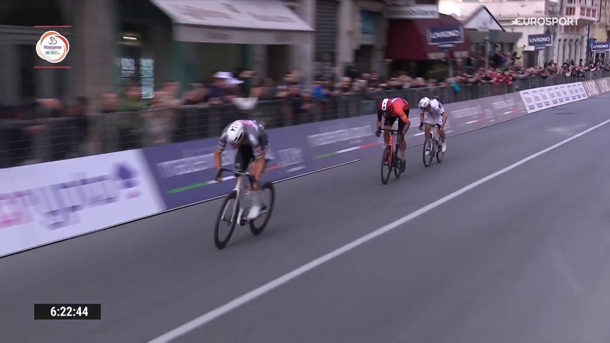 🚴🇮🇹 | Het is Van der Poel, het is Van der Poel! MVDP wint Milaan-Sanremo voor de tweede keer na een spetterende finale. Ongelooflijk! 🙌🇳🇱 📺 Stream koers op HBO Max