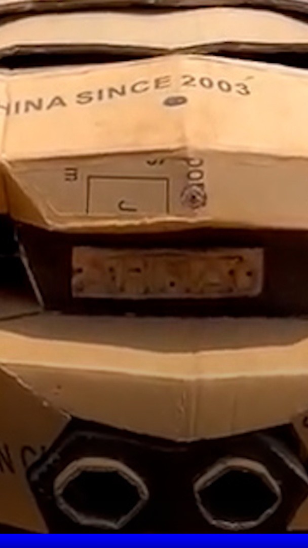 💬 "Je me procure les matériaux de mes répliques en recyclant des déchets" ➡ Un jeune Nigérian de 18 ans fabrique une Lamborghini en carton recyclé