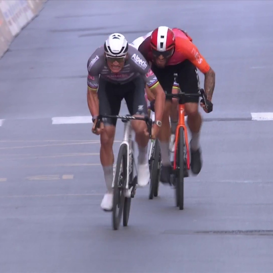 Le sprint titanesque de Mathieu van der Poel pour décrocher son deuxième #MilanoSanRemo ! Le Néerlandais aura réussi à suivre toutes les attaques de Tadej Pogacar, avant de conclure au sprint sur la Via Roma !Cette édition fera date avec Filippo Ganna 2e.