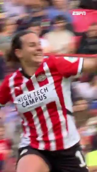 Renate Jansen ontpopt zich tot Ajax-beul en scoort met prachtige vrije trap๐คฉ #psvaja