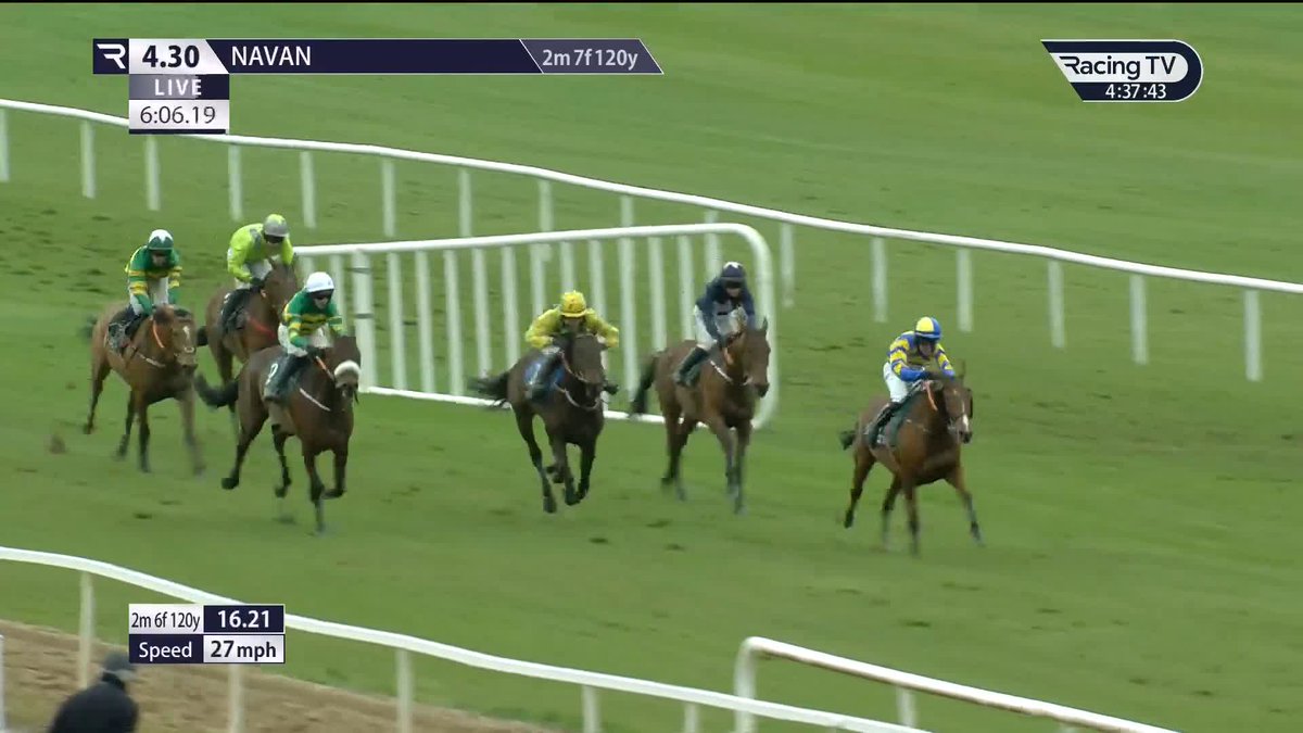 Canal End swoops to land this valuable €60,000 prize under Mark Walsh, a man riding at the peak of his powers, for JP McManus. A big pot for Peter Fahey Racing and team 👏 Navan Racecourse