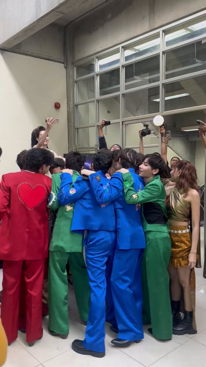 มาดูเด็กๆแสดงงานโรงเรียน ❤️💚💙 #PEBACAconcert ป.ล. เจ้าตัวจิ๋วน่ารักมากเลยลูกน้องกัน อยากหยิกกก 👶🏻