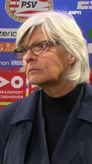 Ajax Vrouwen-trainer Hesterine de Reus gooit de handdoek in de ring 🏆❌ "Hier verspelen we het kampioenschap definitief"