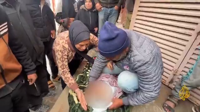 "عريس في الجنة يمّا، مع السلامة".. أم تودع طفلها بطريقة مؤثرة بعد استشهاده في قصف لطائرات إسرائيلية على منطقة المغراقة شمالي المحافظة الوسطى من قطاع #غزة #الأخبار #حرب_غزة