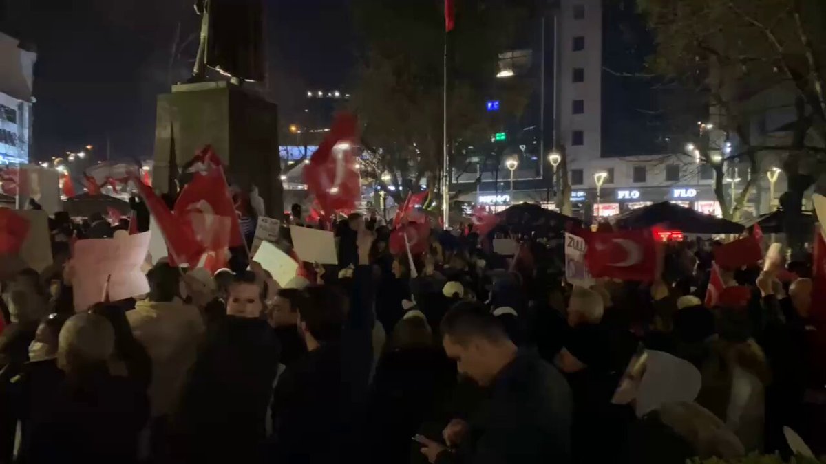 Trabzon'da yurttaşlar, Ekrem İmamoğlu'na destek olmak için sokağa çıktı. "Vur, vur inlesin, Saray dinlesin!"