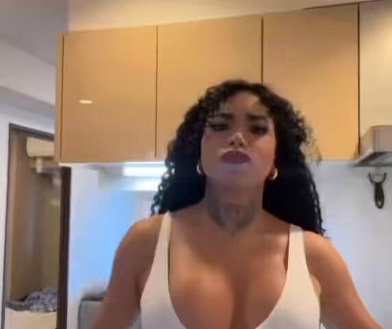 Paola Suárez echándose perfume por 1 MINUTO.