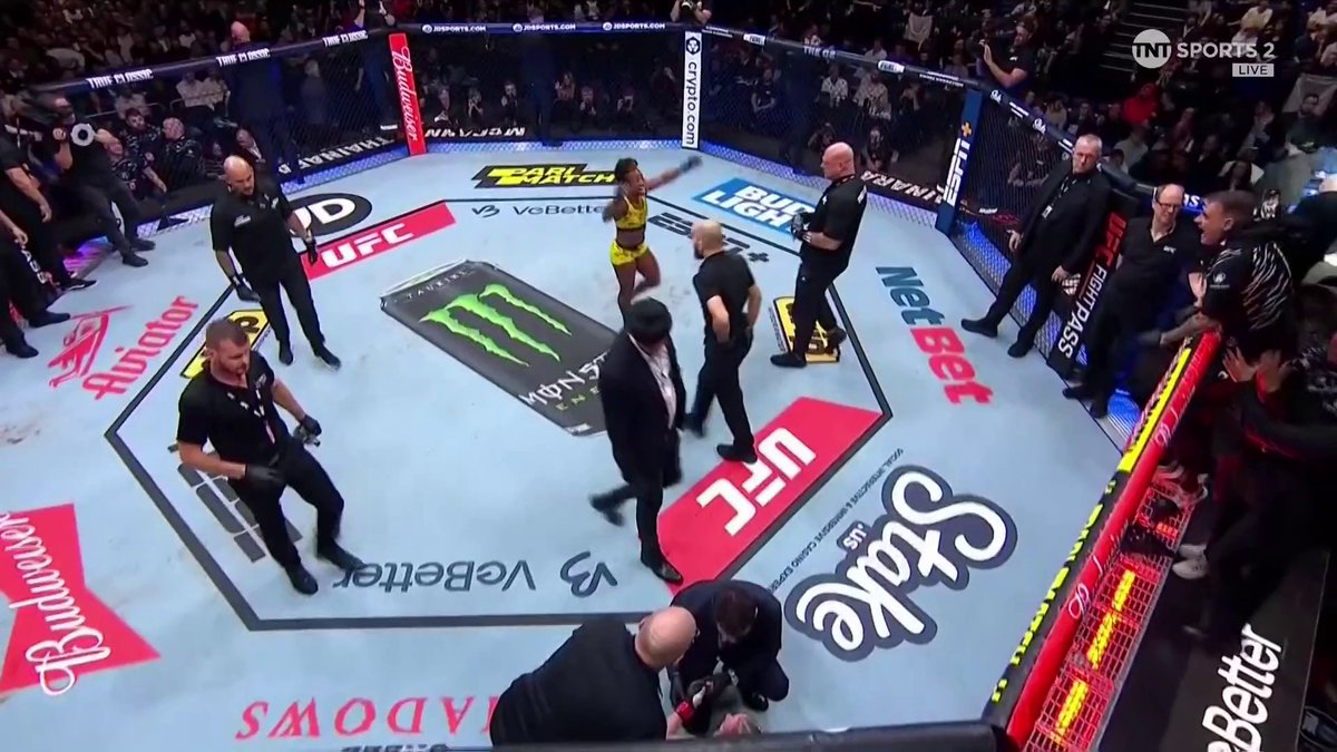 Alexia Thainara forces the tap from Molly McCann! What a way to make your UFC debut ✨ #UFCLondon 📺 TNT Sports &amp; discovery+ UK