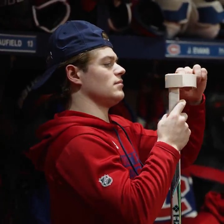 Cole s'est trouvé une tâche connexe... So Cole found a side project... #GoHabsGo
