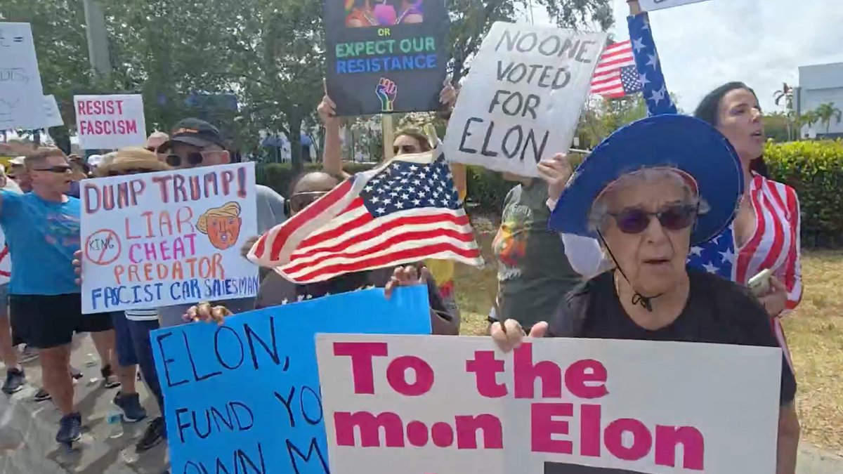 Cobbruvs trolled anti-Elon Musk protesters in front of the Fort Lauderdale Tesla showroom..😂