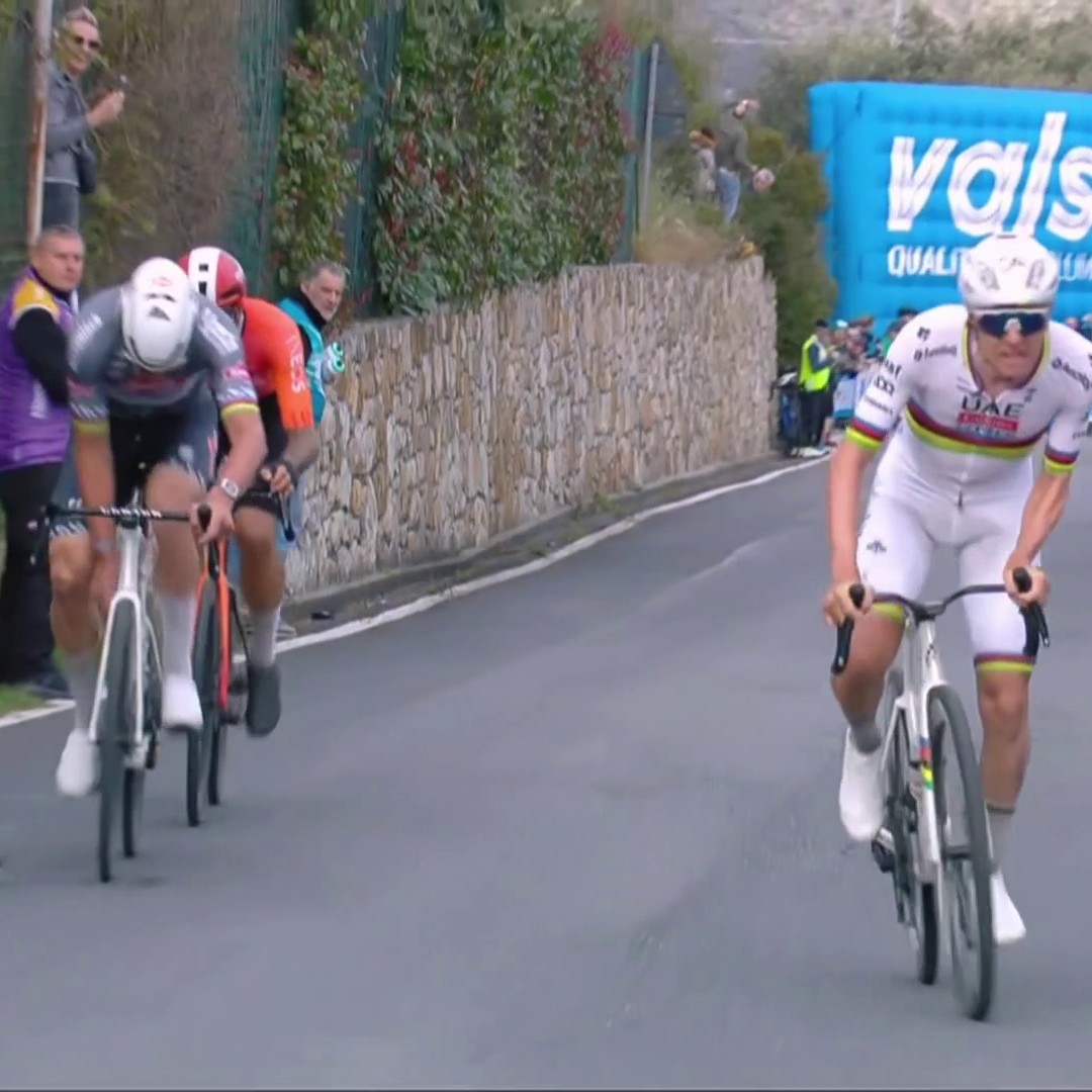 - Mathieu, y a Pogi qu'accélère là. - Attends, laisse-moi récupérer mon bidon, après je m'en occupe. #MilanoSanremo #LesRP